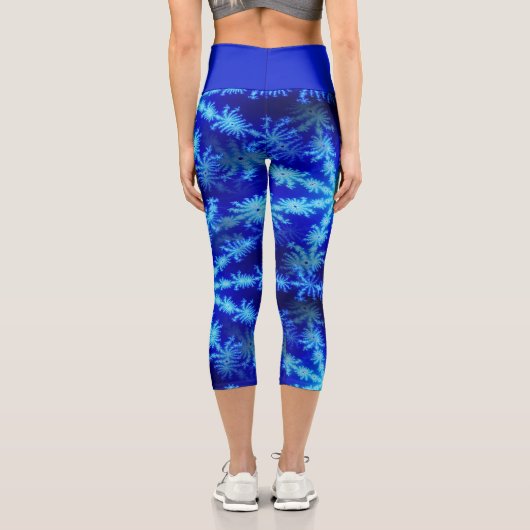 Wild Psychedelic Blue Snowflake Fraktal Sternexplo Capri Leggings (Rückseite)