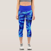 Wild Psychedelic Blue Snowflake Fraktal Sternexplo Capri Leggings (Vorderseite)