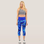 Wild Psychedelic Blue Snowflake Fraktal Sternexplo Capri Leggings (Vorderseite)
