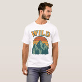 WILD Retro Mountain Adventure Graphic T-Shirt (Vorne ganz)