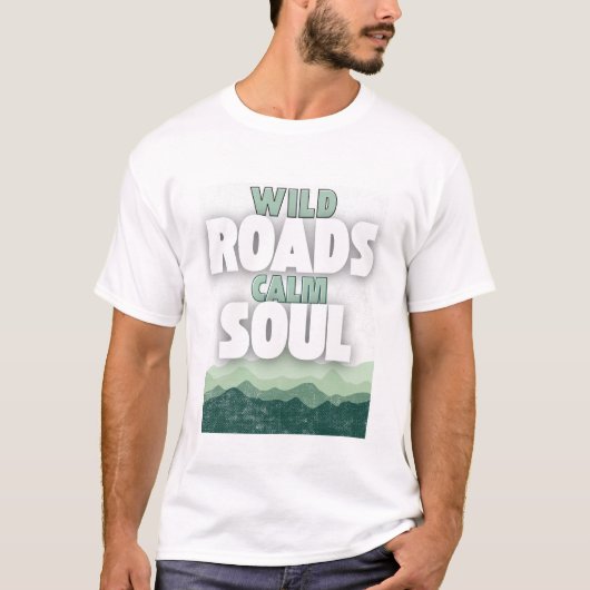 Wild Roads Calm Soul – Minimalist Travel Quote T-Shirt (Vorderseite)