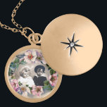 WILD-ROSE-FOTOVORLAGE VERGOLDETE KETTE<br><div class="desc">Elegantes, klassisches Blumendesign. Schöne pinkfarbene Rose mit einem leuchtenden Fuchsia Amethyst Edelstein .3D-Grafik und digitale Bearbeitung in Vintagem Stil von Bulgan Lumini (c) Leicht mit Ihren Initialen und eigenen Text als Hochzeitszeremonie Ankündigung, Platzkarten, rett-the-date .favors, danke Karten .baby duwers .Sweet 16 Geburtstage, Bat Mitzvah , Abschluss , Verlobung Duschen, Jubiläen,...</div>
