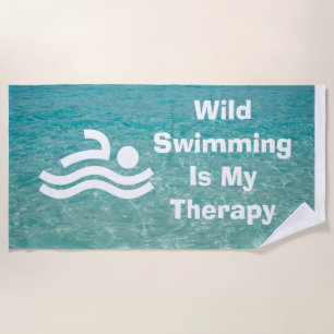 Wild Swimming ist meine Therapie-Kunst Strandtuch