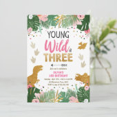 Wild Three Dino Party Girl Pink Dinosaur Geburtsta Einladung (Stehend Vorderseite)