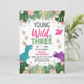 Wild Three Dino Party Girl Pink Dinosaur Geburtsta Einladung (Stehend Vorderseite)