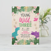 Wild Three Dino Party Girl Pink Dinosaur Geburtsta Einladung (Stehend Vorderseite)