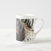 Wild Turkey Feathers I Abstrakt Nature Design Porzellantasse (Rechts)