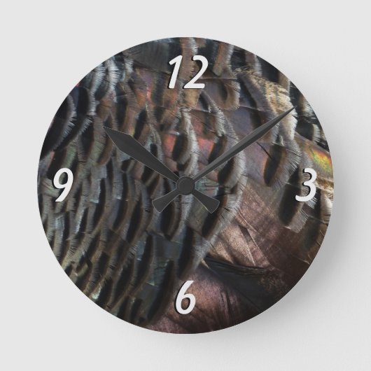Wild Turkey Feathers I Abstrakt Nature Design Runde Wanduhr (Vorderseite)