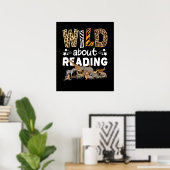 Wild über das Lesen von Büchern und Bücherwurm Poster (Heimbüro)