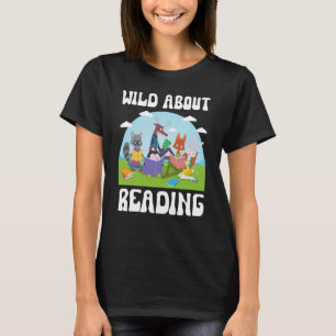 Wild über das Lesen von Büchern und Tieren T-Shirt