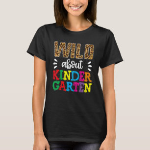 Wild über Kindergarten Lehrer zurück zur Schule Le T-Shirt