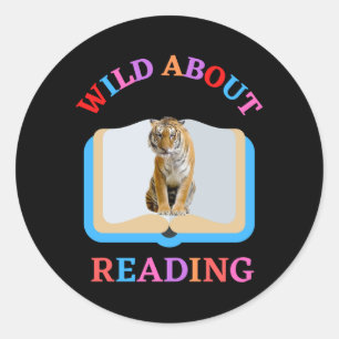 WILD ÜBER LESEN RUNDER AUFKLEBER