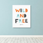 Wild und frei | Doodle Letters Leinwanddruck (Insitu (Holzboden))