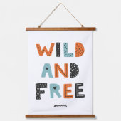 Wild und frei | Doodle Letters Wandteppich Mit Holzrahmen (Vorderseite)