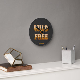 Wild und Frei - Retro 70er Jahre Groovy Typografie Runde Wanduhr