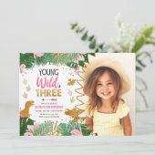 Wild und Three DinoGirl Pink Dinosaur 3. Geburtsta Einladung (Stehend Vorderseite)