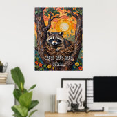 Wild und wunderbar: Raccoon im Nest Poster (Heimbüro)