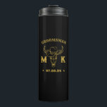 Wild West Cowboy Personalisierte Monogram-Trauzeug Thermosbecher<br><div class="desc">Personalisierte Geschenke für Trauzeugen und Trauzeuge mit alten Western Cowboy Thema. Dekoriert mit Cowboyhut mit Vintagem Western Schriftart. Text und Farbe können mit dem Design-Tool bearbeitet werden,  um Ihren Bedürfnissen gerecht zu werden. Holen Sie sich dieses individuelles Geschenk für Hochzeiten,  Bachelor-Party,  Verlobungsfeier oder andere besondere Anlässe.</div>