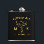 Wild West Cowboy Personalisierte Trauzeugen Monogr Flachmann<br><div class="desc">Personalisierte Geschenke für Trauzeugen mit alten Western Cowboy Thema. Dekoriert mit Cowboyhut mit Vintagem Western Schriftart. Text- und Hintergrundfarbe können mit dem Design-Tool bearbeitet werden,  um Ihren Bedürfnissen gerecht zu werden. Holen Sie sich dieses individuelles Geschenk für Hochzeiten,  Bachelor-Party,  Verlobungsfeier oder andere besondere Anlässe.</div>
