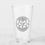 Wild West Cowboy Rustikales Logo - individuelle Tr Glas<br><div class="desc">Personalisierte Geschenke für Trauzeugen mit Western Cowboy Thema. Dekoriert mit Cowboyhut mit Vintagem Western Schriftart. Text und Farbe können mit dem Design-Tool bearbeitet werden,  um Ihren Bedürfnissen gerecht zu werden. Holen Sie sich dieses individuelles Geschenk für Hochzeiten,  Bachelor-Party,  Verlobungsfeier oder andere besondere Anlässe.</div>