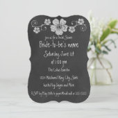 Wild White Roses Chalkboard Brautparty Einladung (Stehend Vorderseite)