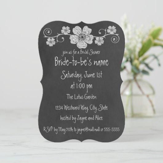 Wild White Roses Chalkboard Brautparty Einladung (Stehend Vorderseite)