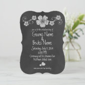 Wild White Roses Chalkboard Virtual Wedding Einladung (Stehend Vorderseite)