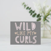 Wild wie meine Curls Funny Quote Phrase Calligrafy Postkarte (Stehend Vorderseite)