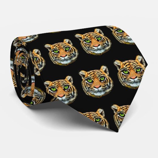 Wild Young Tiger Face Pattern auf schwarz Krawatte (Gerollt)