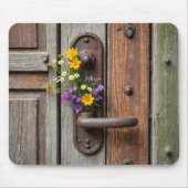 Wildblume auf rostfreiem Türgriff Mousepad (Vorne)