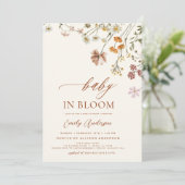 Wildblume Baby in Bloom Baby Dusche Terracotta Einladung (Stehend Vorderseite)