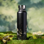 Wildblume Blaulauchbiene | Monogramm Trinkflasche<br><div class="desc">Mit wunderschönen Aquarellfarben-Wildblumen und charmanten kleinen Hummeln mit Ihrer persönlichen Auswahl. Das mit Monogramm Design. Die elegante und modische Wasserflasche ist das perfekte Zubehör. Textzeile für Vorlage für Namen oder kurze Phrase. Fügen Sie diesem Design Ihre benutzerdefinierte Formulierung hinzu, indem Sie die Felder "Diese Designvorlage bearbeiten" auf der rechten Seite...</div>