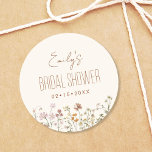Wildblume Boho Brautparty im Blumengarten Runder Aufkleber<br><div class="desc">Fügen Sie Ihrem Brautparty mit unserer Wildblume Boho Brautparty In Bloom Garden Classic Round Aufkleber eine Touch böhmischer Schönheit hinzu. Diese bezaubernden Aufkleber zeichnen sich durch ein atemberaubendes Design der Wildblume aus, das das Wesen der Naturschönheit erahnen lässt. Diese Aufkleber eignen sich ideal zum Abdichten von Einladungen, Dekorieren von Gefälligkeiten...</div>