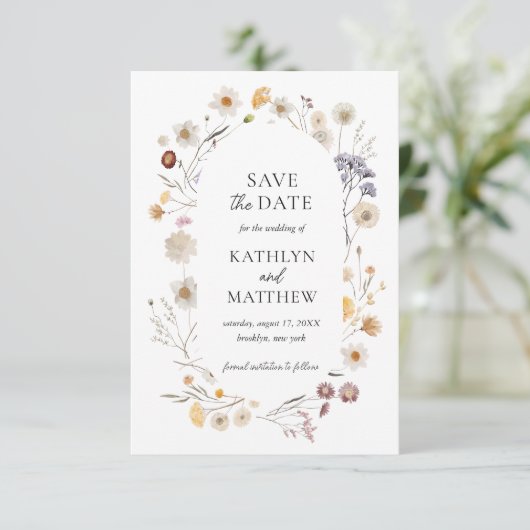 Wildblume Boho Chic Modern Whimsical Floral Save The Date (Stehend Vorderseite)