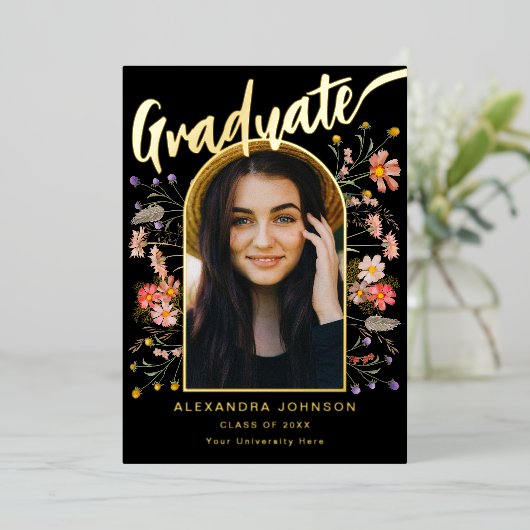 Wildblume Boho Graduate Foto Elegantes Script Gold Folieneinladung (Stehend vorne)