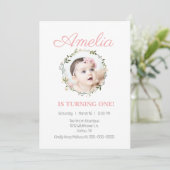 Wildblume Dainty Pink Blume Foto Baby Einladung (Stehend Vorderseite)