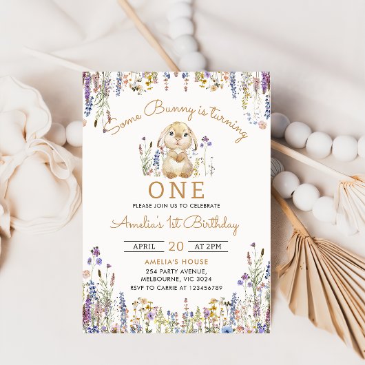 Wildblume Einladung eines sonnigen Mädchens