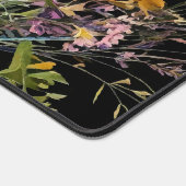 Wildblume in Aquarellfarbe auf schwarzem Hintergru Schreibtischunterlage (Ecke)