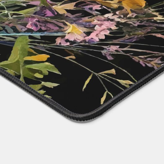 Wildblume in Aquarellfarbe auf schwarzem Hintergru Schreibtischunterlage (Ecke)