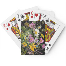 Wildblume in Aquarellfarbe auf schwarzem Hintergru