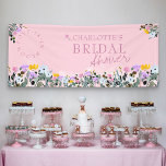 Wildblume Lawn Liebe ist in Bloom Brautparty Banner<br><div class="desc">Wildblume Brautparty Begrüßungsbanner, mit dem Titel Liebe ist in Bloom, mit einem Blumenrand von wilden Blume in rosa lila gelb und blau. Das Design liegt auf einem hübsch rosa Hintergrund mit einem weichen Dunst von weißem Aquarell hinter dem unteren Rand. Wenn Sie passende Produkte wünschen, durchsuchen Sie bitte meine Wildblume...</div>