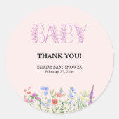 Wildblume Lila Floral Baby Monogram Babydusche Runder Aufkleber (Vorderseite)