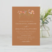 Wildblume Meadow Terracotta Orange Rust Wedding Einladung (Stehend Vorderseite)