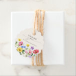 Wildblume Rustic Chic Floral Boho Country Wedding Geschenkanhänger<br><div class="desc">Feiern Sie Ihre Liebe mit diesem eleganten Tag mit einer Gastgeschenk Hochzeit mit Blumen und einer charmanten Wildschwein-Blume und modernen Kalligrafien. Dieses Design ist perfekt für eine Gartenhochzeit, eine Feier im Freien oder eine rustikale Boho-Feier geeignet und verbindet wunderschöne Blumenelemente mit zeitloser Eleganz. Ideal für Hochzeiten im Sommer oder Frühling,...</div>