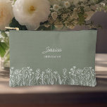 Wildblume Sage Green Wedding Bridesmaid Zubehörtasche<br><div class="desc">Wildblume Hochzeitsgeschenk für jeden in Ihrem Brautparty. Einfach für Ihre Brautmädchen, die Mutter der Braut, die Mutter des Bräutigams usw. zu personalisieren und Sie können auch den Namen der Braut und Bräutigam und deren Hochzeitstag hinzufügen. Einfaches und elegantes boho blumengeschmücktes Design mit gezeichnet Wildblumen. Sie können auch die Farben im...</div>