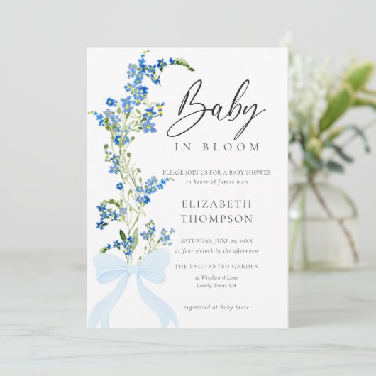 Wildblume Soft Bloom Blue Bow Elegant Baby Dusche Einladung (Stehend Vorderseite)