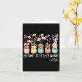 Wildblume von Frauen im Frühling hilft Kleinen zu Karte (Gelbe Blume)