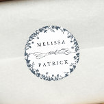 Wildblume Wreath Silhouette Hochzeit Navy & White Runder Aufkleber<br><div class="desc">Dieser elegante Hochzeitsaufkleber zeigt die Silhouette der Wildblumen als Kranz mit Ihren Namen. Für eine weiter gehende Anpassung dieses Designs klicken Sie bitte auf den BUTTON BLAU DESIGN TOOL oben! Matching-Elemente sind ebenfalls verfügbar.</div>