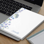 Wildblumen an den Blumengrenzen Personalisiert Notizblock<br><div class="desc">Hübsches Notizblock mit farbigen Wildblumen,  um mit Ihrem Namen zu personalisieren. Diese Aquarellblütengestaltung hat einen Rand von periwinkle und blasser lila wilder Blume mit handgeschriebener Typografie.</div>