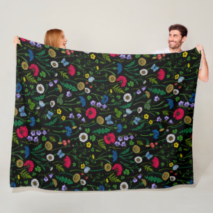 Wildblumen auf schwarzer Fleecedecke
